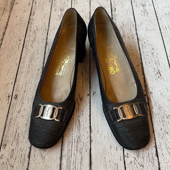 Salvatore Ferragamo Gray Heels with Sophisticated Design size 9 - Picture 3 of 9